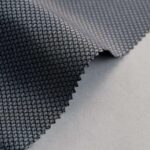 قماش أبيض فاخر بنقشة متعرجة دقيقة هيربنغو، ناعم وناصع، مناسب للثوب الرجالي السعودي، بخامة راقية ولمعان خفيف.