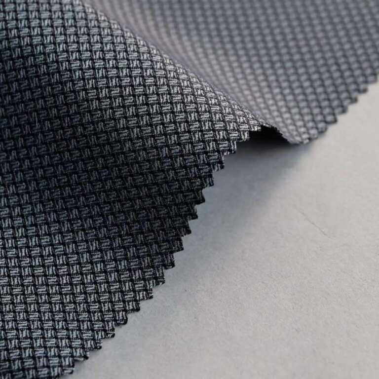 قماش أبيض فاخر بنقشة متعرجة دقيقة هيربنغو، ناعم وناصع، مناسب للثوب الرجالي السعودي، بخامة راقية ولمعان خفيف.