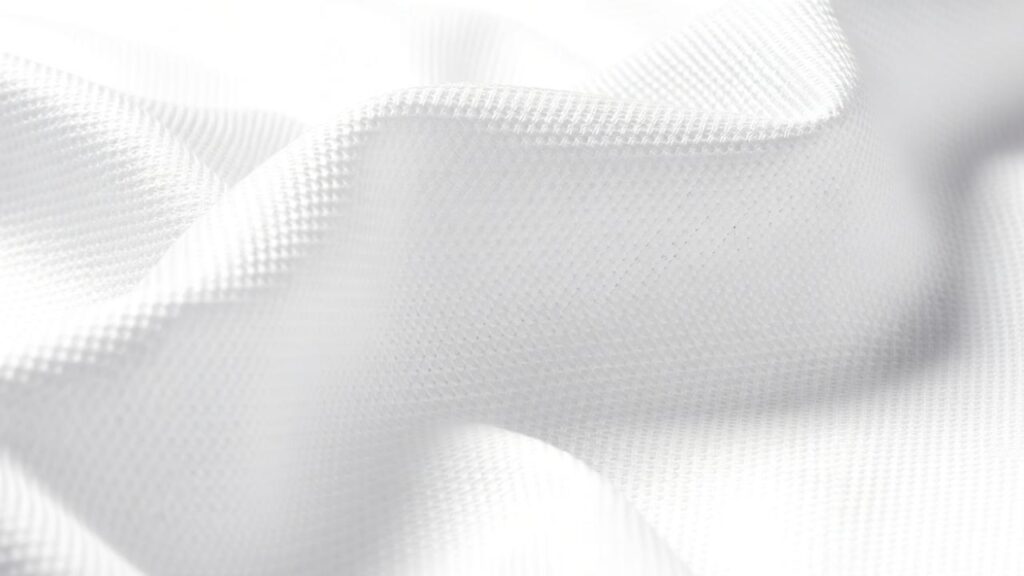 قماش أبيض فاخر بنقشة متعرجة دقيقة هيربنغو، ناعم وناصع، مناسب للثوب الرجالي السعودي، بخامة راقية ولمعان خفيف.