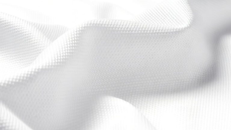 قماش أبيض فاخر بنقشة متعرجة دقيقة هيربنغو، ناعم وناصع، مناسب للثوب الرجالي السعودي، بخامة راقية ولمعان خفيف.