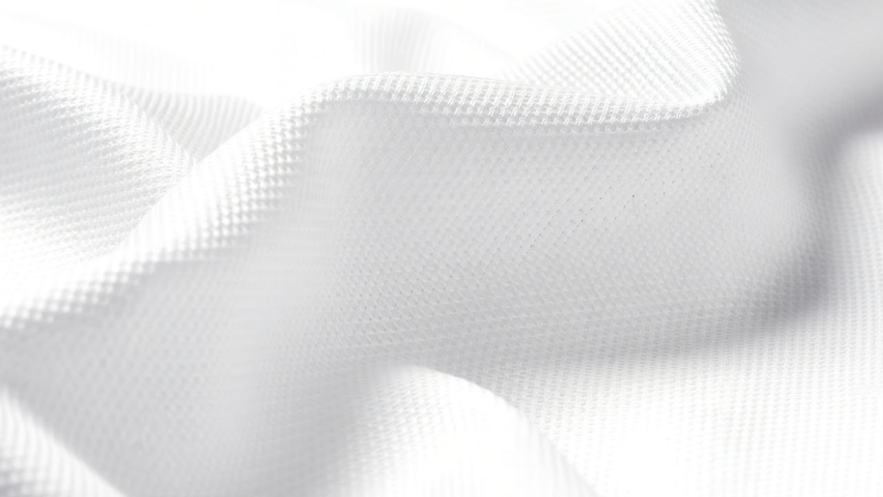 قماش أبيض فاخر بنقشة متعرجة دقيقة هيربنغو، ناعم وناصع، مناسب للثوب الرجالي السعودي، بخامة راقية ولمعان خفيف.